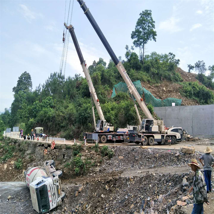 南通通州汽车掉沟里叫吊车救援要多少钱